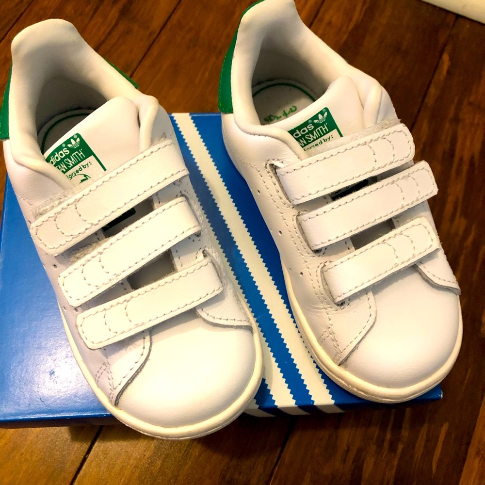 Stan Smith Velcro toddler sneakers Size 7, EUC, worn 2x, original box.